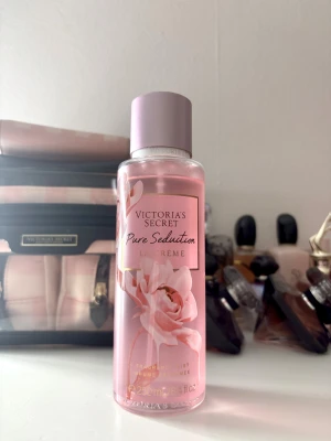 Victorias Secret body mist - Victorias Secret body mist i doften pure seduction la creme. Använd några gånger. Har även en annons med matchande body lotion🩷