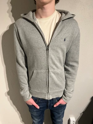 Ralph lauren hoodie - Hej!! Säljer nu denna sjukt feta Ralph lauren hoodie i storlek S, skick 8/10 sjukt go. Hör av dig ifall du har några frågor!!