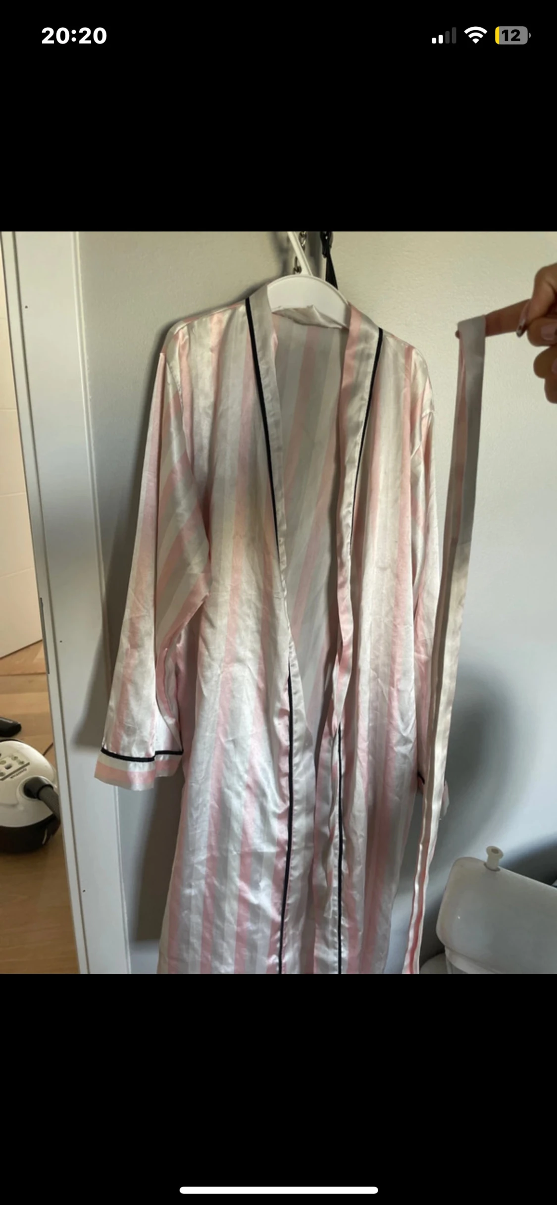 Randig lång morgonrock i satin