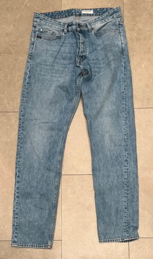 Blå jeans från Tiger of Sweden - Helt nya Tiger of Sweden Jeans. W30 L32. Aldrig använda, köptes förra året och har bara legat i garderoben. Nypris:1299kr