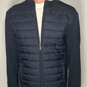 Cardigan - Säljer en riktigt snygg och trendig cardigan i fint skick, storlek M, vid frågor är det bara att skriva //Gramenti