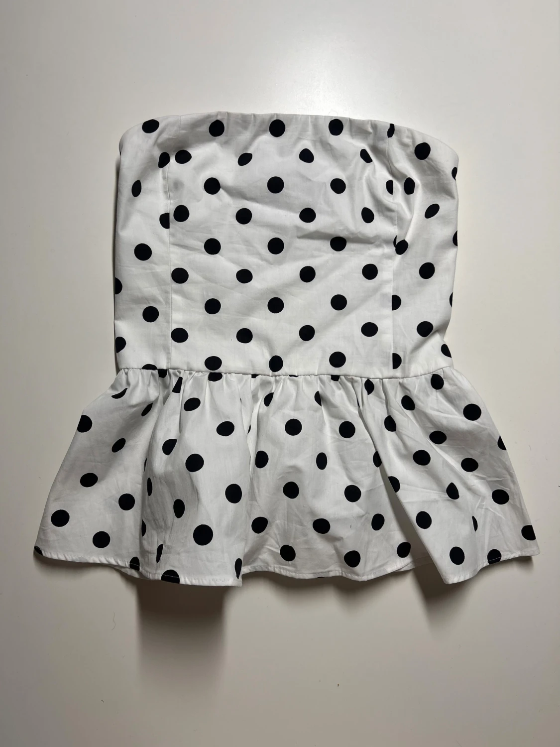 Prickig tubtopp med volang bikbok