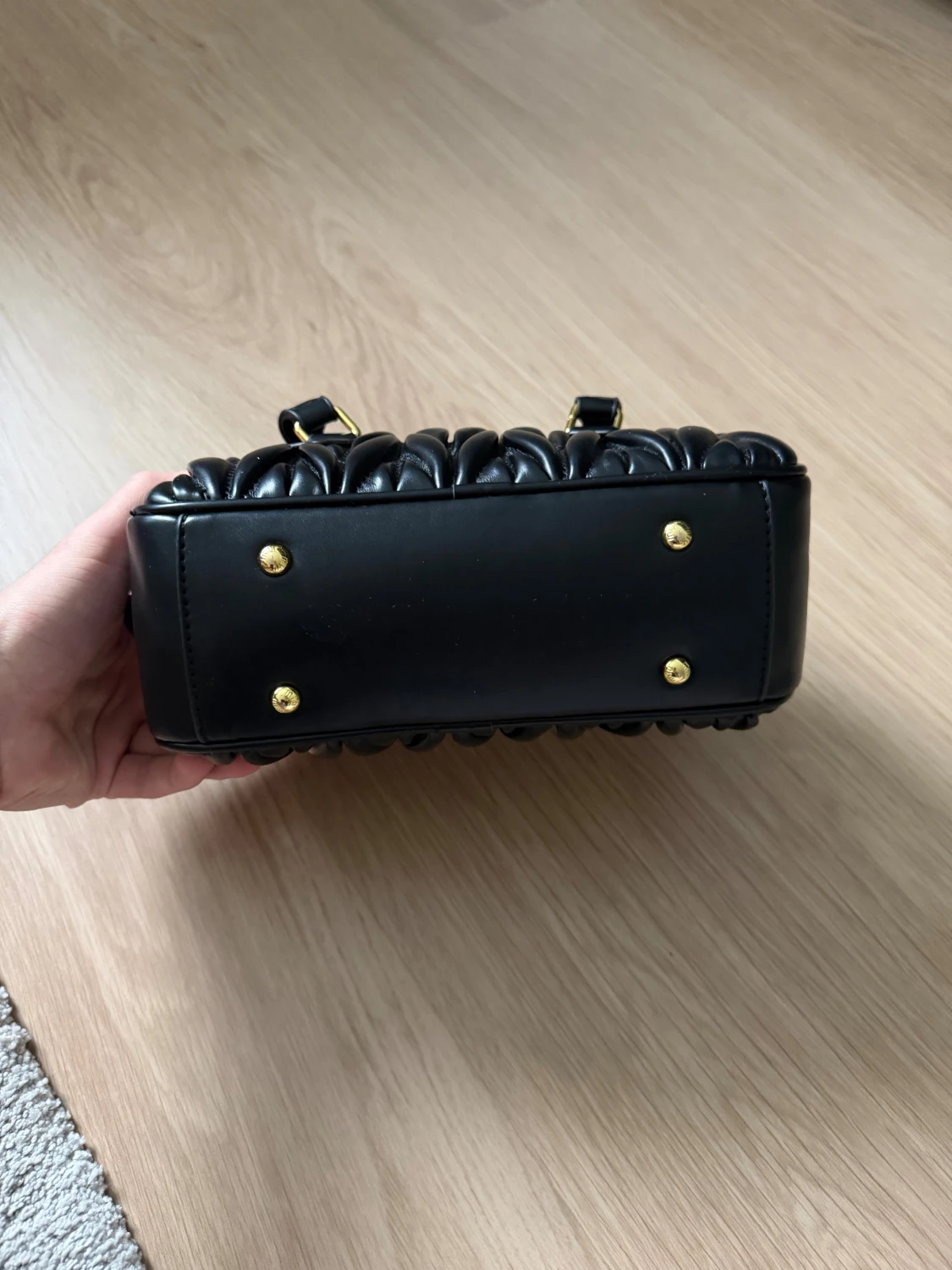 Svart quiltad handväska från Miu Miu - 2