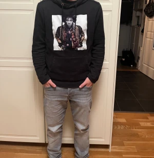 Limitaio hoodie  - Svart hoodie med tryck framtill. Klassisk känguruficka och snörning i huvan. Mjuk insida och normal passform, perfekt för chill dagar. Långa ärmar och enkel baksida utan tryck. Jag på bilden är 165
