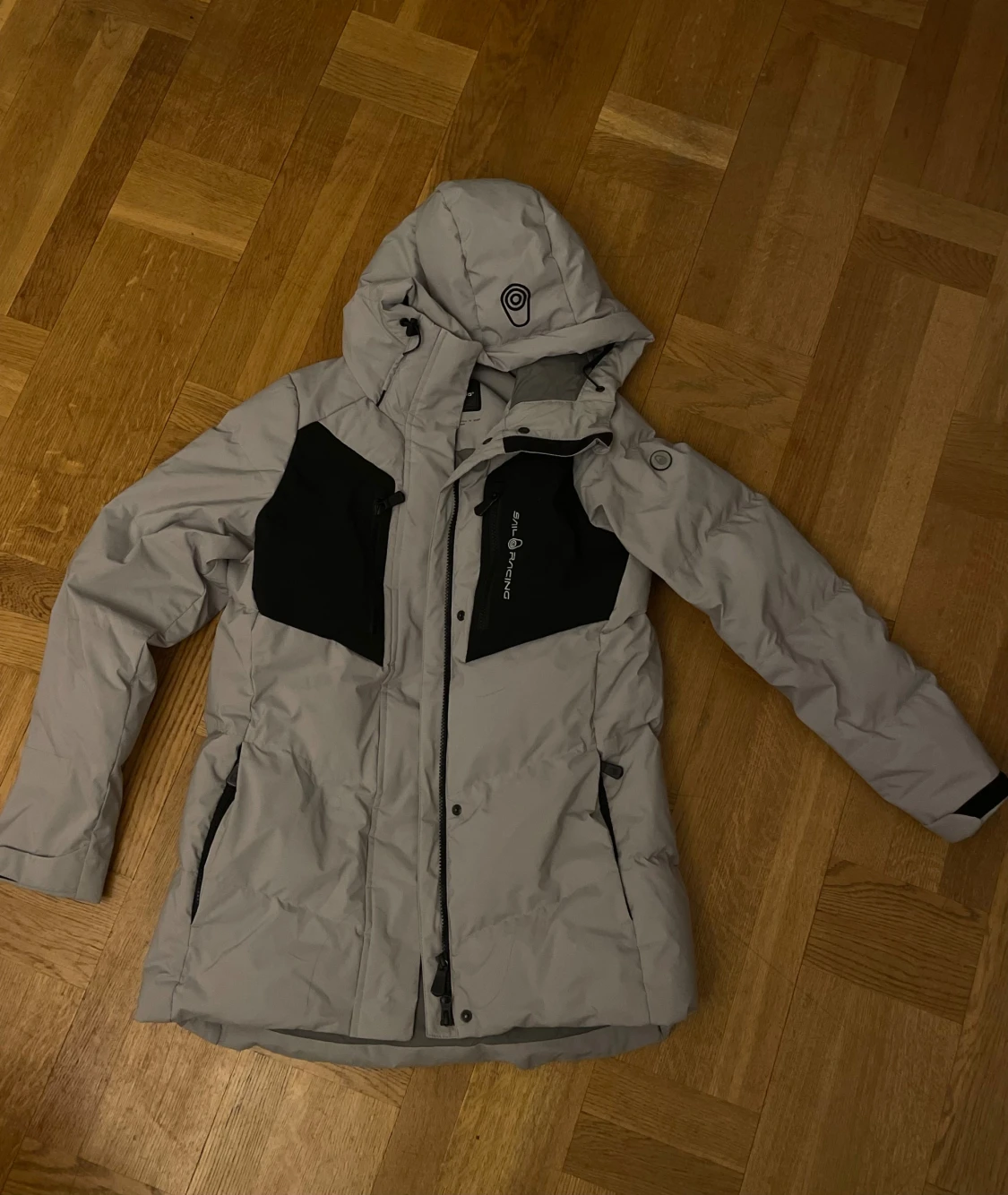 Grå Sail Racing pufferjacka med huva