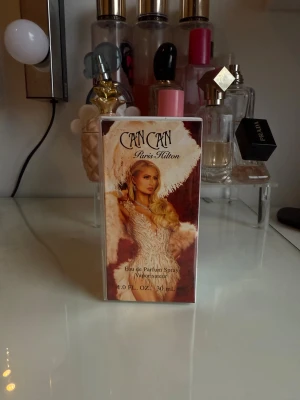 Can Can EdP 30ml - Can Can från Paris Hilton i 30 ml Eau de Parfum. Snygg och glamorös förpackning som sticker ut i samlingen. Perfekt storlek att ta med i väskan. Oöppnad.