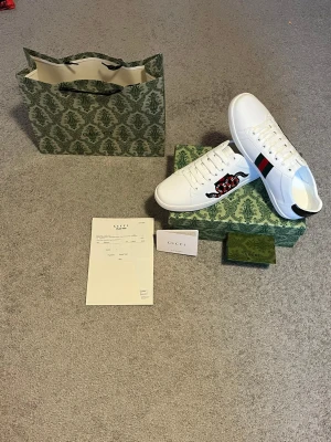 Vita unika skor - Säljer ett par mycket fina skor i storlek 43. Allt på bilden medföljer självklart och pris kan diskuteras!