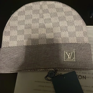 Grå LV vintermössa  - Helt ny med etikett finns i Göteborg unisex Onesize
