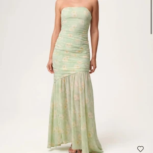 Limoges Klänning från Adoore - Intressekoll på denna superfina maxiklänning i modellen Limoges från Adoore i färgen pastel green. Strl 34, helt ny med prislappar, påse och allt kvar (helt oanvänd). Accepterar inga skambud🌸 Nypriset ligger på 1700kr.