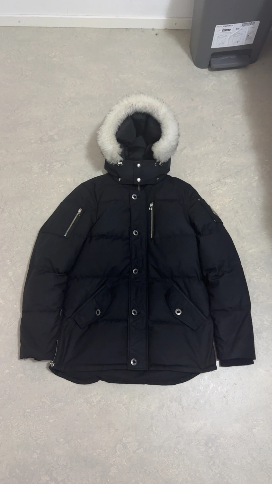 Svart pufferjacka med pälsluva - 2