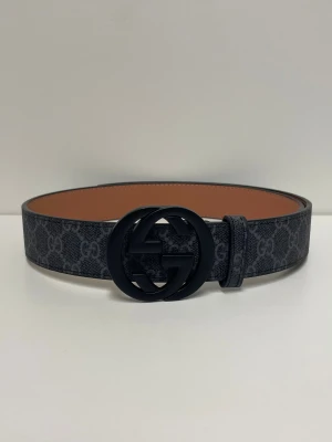 Gucci Bälte - Säljer ett helt nytt bälte, aldrig använd. Storlek 110. Snabb frakt fraktas inom 24h efter köp. Kan härmas i Haninge, skriv gärna vid fler frågor.