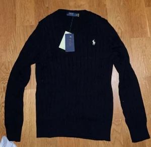 Svart stickad tröja från Polo Ralph Lauren - Säljer min Ralph Lauren tröja som är stickad. Använd några gånger men inte så mycket. Pris går att förhandla fram vid snabb affär. Obs liten i storleken.