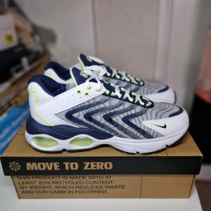 Oanvända Nike Air Max EU44.5  - Helt nya i original låda. Storlek 44.5 Butikspris ca 2000 kr. Sista pris 1400 kr. Kvitto finns. OBS! Jag accepterar inte byten eller skambud. Skickas spårbart och försäkrat. 