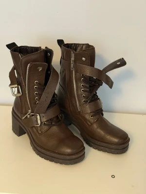 Bruna boots med klack och spännen - Uppsala kantorsgatan 50