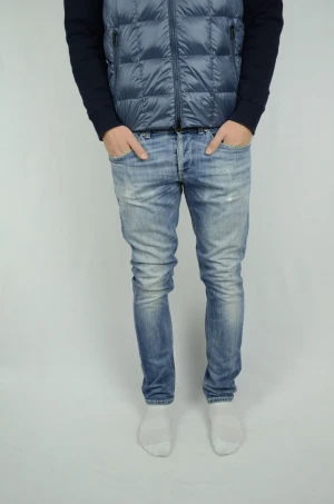 Dondup Jeans  - DONDUP GEORGE JEANS  Storlek : W32  Modell : George  Mått : A = 43CM - B = 104CM  Användning : Jeansen är i ett fint skick utan defekter, slitningar som design  Nypris : Cirka 3000SEK  Modellen på bilden är 182CM och väger 76KG