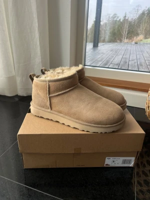 Nya Uggs mini  - Säljer dessa sjukt snygga och sköna Uggs mini! De är endast använda en gång och säljer på grund av att jag råkade köpa en färg för ljus. De är köpta den 13 november på JD sports för 1850kr. Skicket är alltså nyskick😇🌟