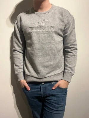 Hollister Sweatshirt - Hej! Säljer nu denna väldigt snygga Hollister Sweatshirten.  Storlek S Small   Färg: Grå  Skick: Mycket gott – endast använd vid enstaka tillfällen  Skickas spårbart eller hämtas upp efter överenskommelse. Vid intresse – hör gärna av dig.  Skriv vid frågor eller ifall du vill ha fler bilder:) 