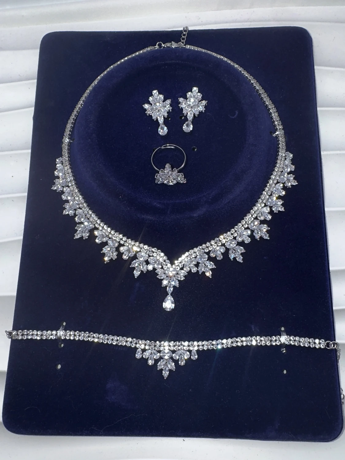 Glittrigt smyckeset med kristaller - 1