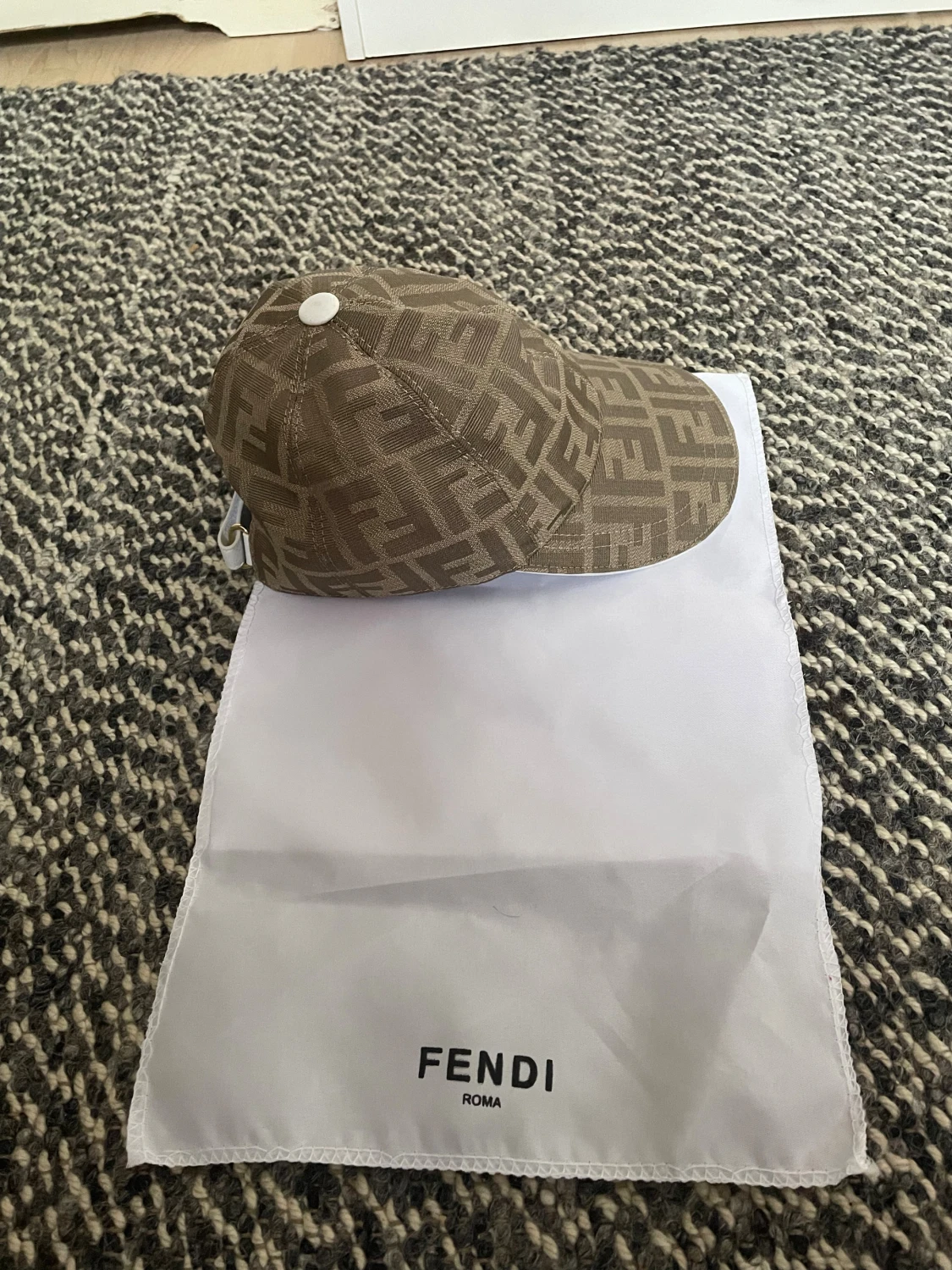 Fendi keps med FF-logga i beige - 3