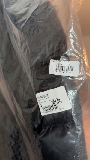Parajumpers jacka - Marion jacket  - Säljer min Parajumpers jacka höst/vinter. Marion jacket - svart.  Aldrig använd. Legat i garderoben med prislapp & plast. Ordinarie pris finns i bilder.  Kan tänka mig gå ner i pris vid snabb affär!  Har självklart kvitto på jackan, köpt på Johnells. Kan mötas upp i Borås/landvetter om så önskas med! 