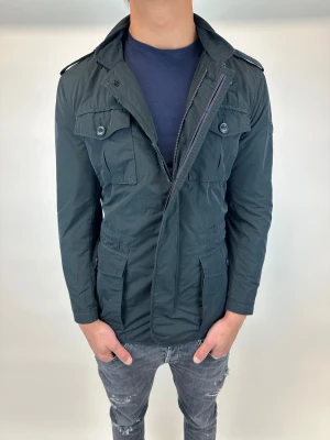 Woolrich Jacka  - Hej! Säljer nu denna väldigt snygga och eftertraktade Woolrich Fieldjacka! Jackan är slutsåld överallt och går inte att få tag på… jackan är perfekt nu till vintern  Storlek M Ny pris: 6000 kr Säljs för: 1399 kr