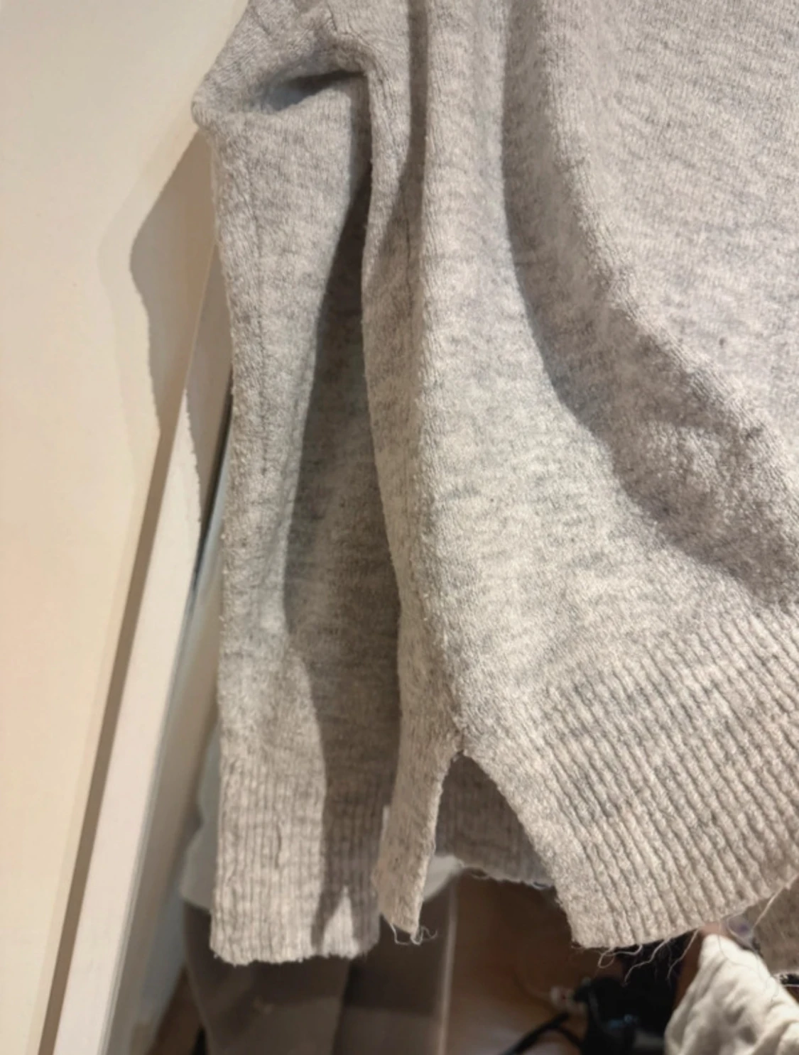 Ljusgrå stickad tröja  - 1