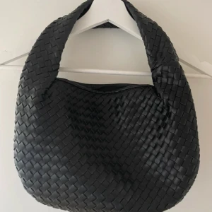 Flätad väska  - Snygg medelstor flätad väska 