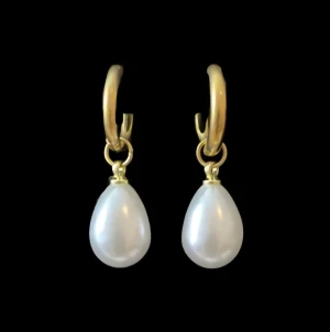 Guldiga örhängen med droppformade pärlor - Finns även i silverfärgad variant.  Priset avser ett par örhängen. Material: Rostfritt stål Längd: ca 30 mm Nickelfria och handgjorda.