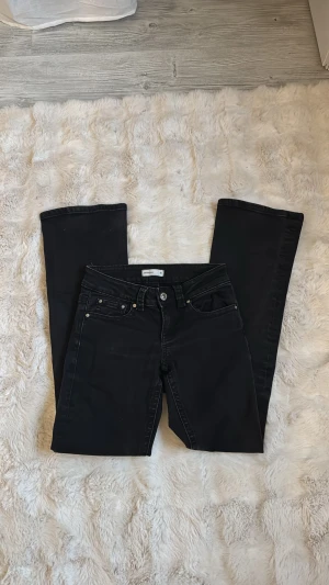 Lågmidjade bootcut jeans från Gina  - Lågmidjade svarta bootcut jeans från Gina Tricot i storleken 34. Dom sitter jätte fint men säljer för dom är för korta för mig som är 167 cm. Nästan oanvända och ordinarie pris är 499kr!💕