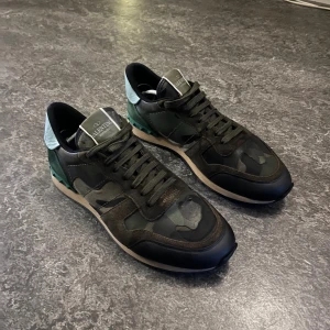 Valentino Rockrunner  - Valentino Rockrunner Storlek 42.5. Pris 1600kr Endast skorna medföljer vid köp! Skorna är äkta✅ Perfekt till vinter/hösten 