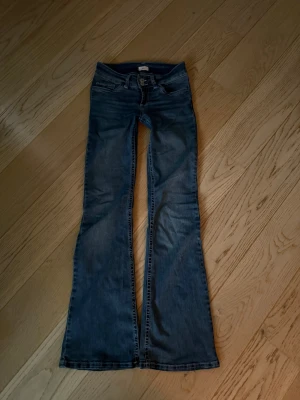 Blå bootcut jeans från Nelly - Snygga lågmidjade bootcut jeans från Nelly!! Jättefint skick🩷🩷