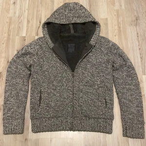 Grå fodrad stickad cardigan -  Otroligt fet unik grå stickad fodrad cardigan i toppskick. Passar perfekt nu till vintern.