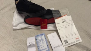 Svarta sneakers från Christian Louboutin - Snygga svarta sneakers från Christian Louboutin med klassisk röd sula och diskret logga. Skorna har rund tå, platt sula och snörning. Materialet är mocka och skinn, vilket ger en lyxig känsla. Perfekta för dig som vill sticka ut med exklusiva detaljer.