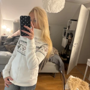 Vit zip tröja  - En vit zip tröja, men mönster, prefekt för vintern och fjällen!❄️💕 i storlek S, super varm & skön!