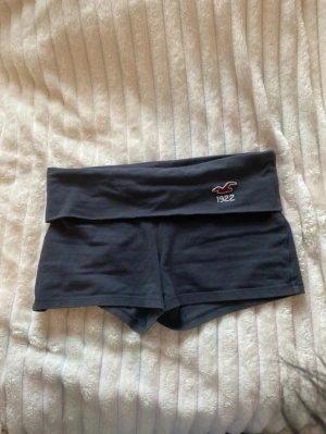Hollister shorts - Svarta Hollister shorts i storlek S! Pris kan diskuteras❣️