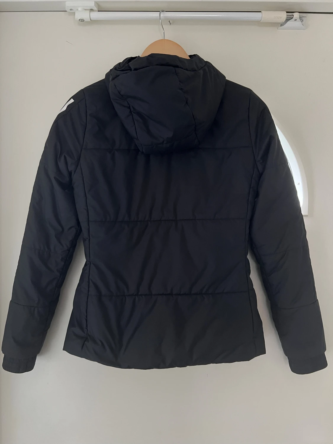 Svart Adidas pufferjacka med huva - 1