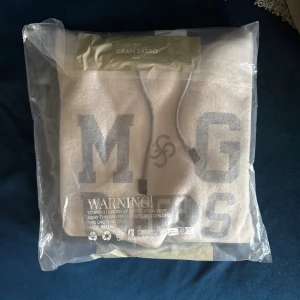 Gran Sasso hoodie  - INTRESSEKOLL Helt ny Gran Sasso hoodie med lappar och original förpackning. 100% Kashmir och kostar 6-7 tusen från butik. Kom med bud kommer nog vilja ha över 3000 för den. Storlek 50 passar M perfekt. För mer bilder är det bara att skriva. 