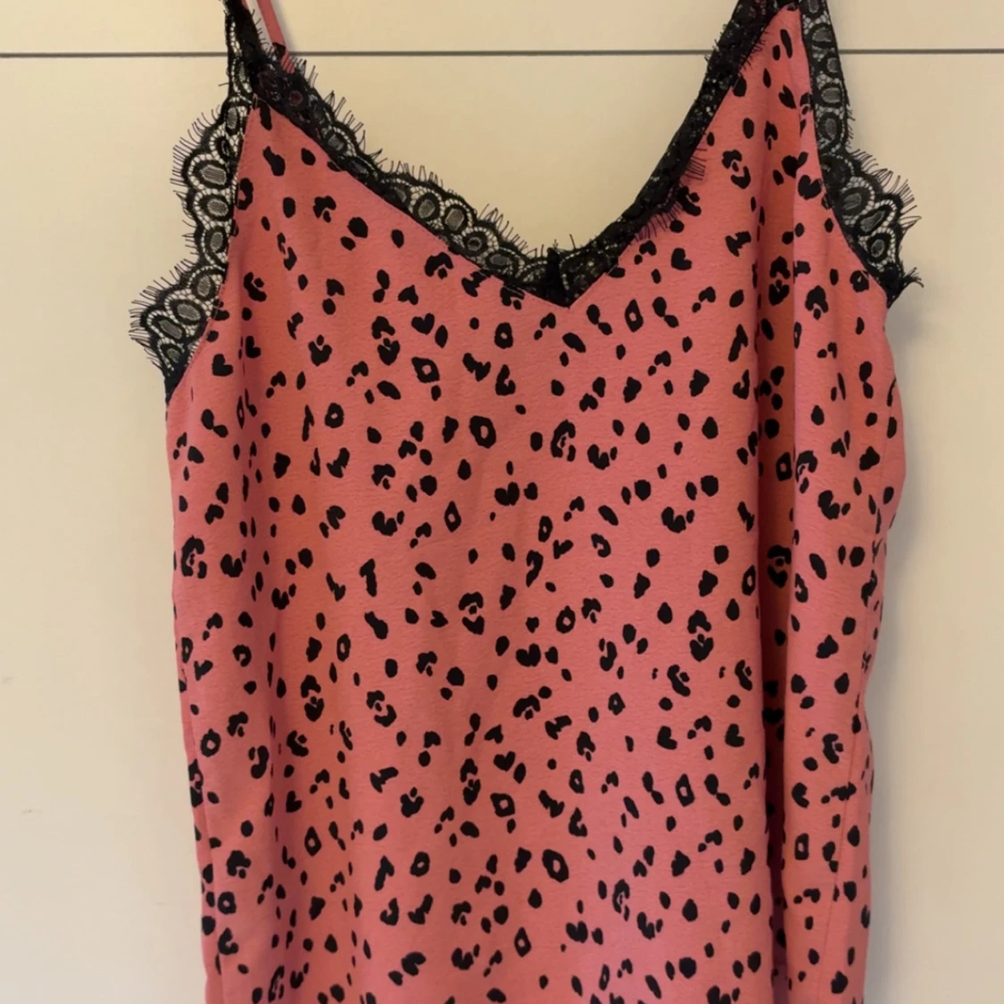 Rosa leopardmönstrad linnetopp med spets