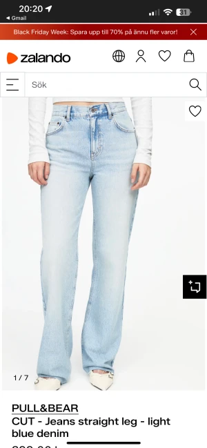 Ljusblå straight jeans från Pull&Bear - Snygga ljusblå jeans med rak passform från Pull&Bear. Modellen är högmidjad och har klassiska fem fickor, bälteshällor och knappgylf. Jeansen är tillverkade i denim och har en fräsch, ljus tvätt som ger en chill vibe.