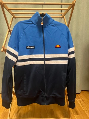 Ellesse kofta - Ellesse kofta i jättefint skick, nypris 1000kr