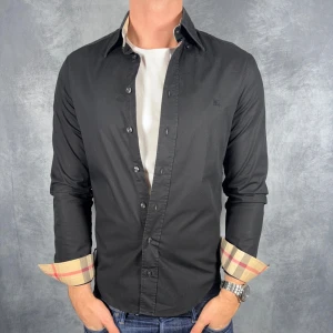 Bubrerry skjorta - Storlek: M || Skick: mycket bra || Nypris: Ca 4000kr || Följ för liknande produkter 🍾🌊