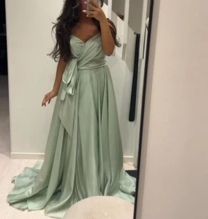 Grön klänning - Supersnygg mintgrön klänning i mycket bra skick, endast använd en gång. Pris 2400kr, storlek 37. Stad Stockholm Södertälje