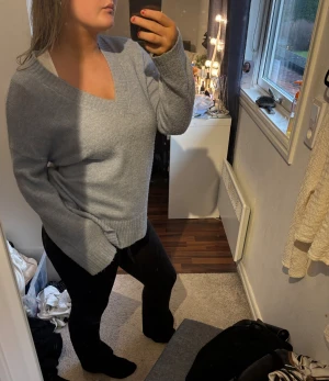 Ljusgrå stickad v-ringad tröja - Mysig ljusgrå stickad tröja med v-ringad hals och långa ärmar. Vid snabb affär kan priset diskuteras. Har du frågor, bara att skriva💞