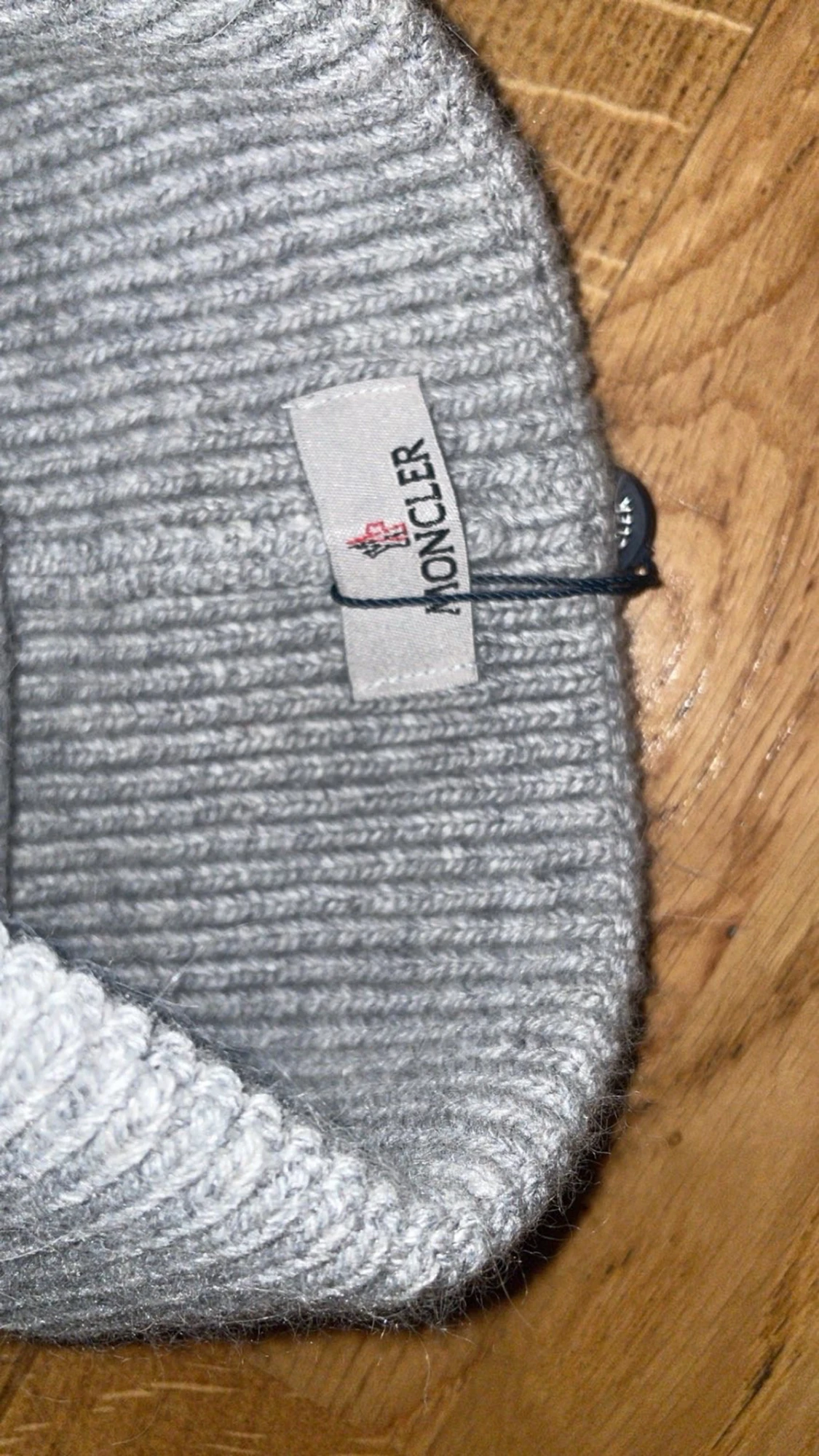 Grå ribbstickad Moncler mössa - 2