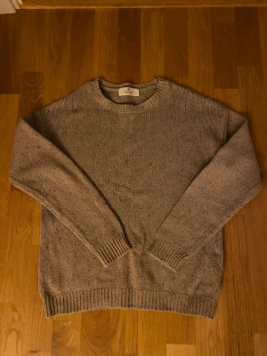 Beige stickad tröja från H&M - Säljer en beige stickad tröja från H&M i klassisk modell. Tröjan har rund halsringning, ribbade muddar vid ärmslut och nederkant samt lång ärm. Perfekt för lager-på-lager och chill höst- eller vinterstil. För mer frågor eller funderingar är det bara skriva privat👌
