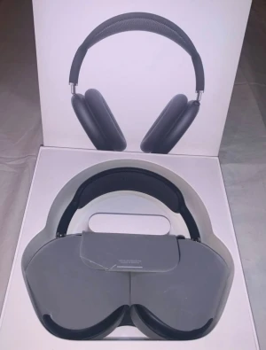 AirPods Max - Snygga Apple AirPods Max i svart, komplett med originalförpackning, skyddsfodral och laddkabel. Hörlurarna är i mycket gott skick med minimalt slitage. Fantastisk ljudkvalitet, aktiv brusreducering och bekväm passform. Perfekt för musik, film och samtal.