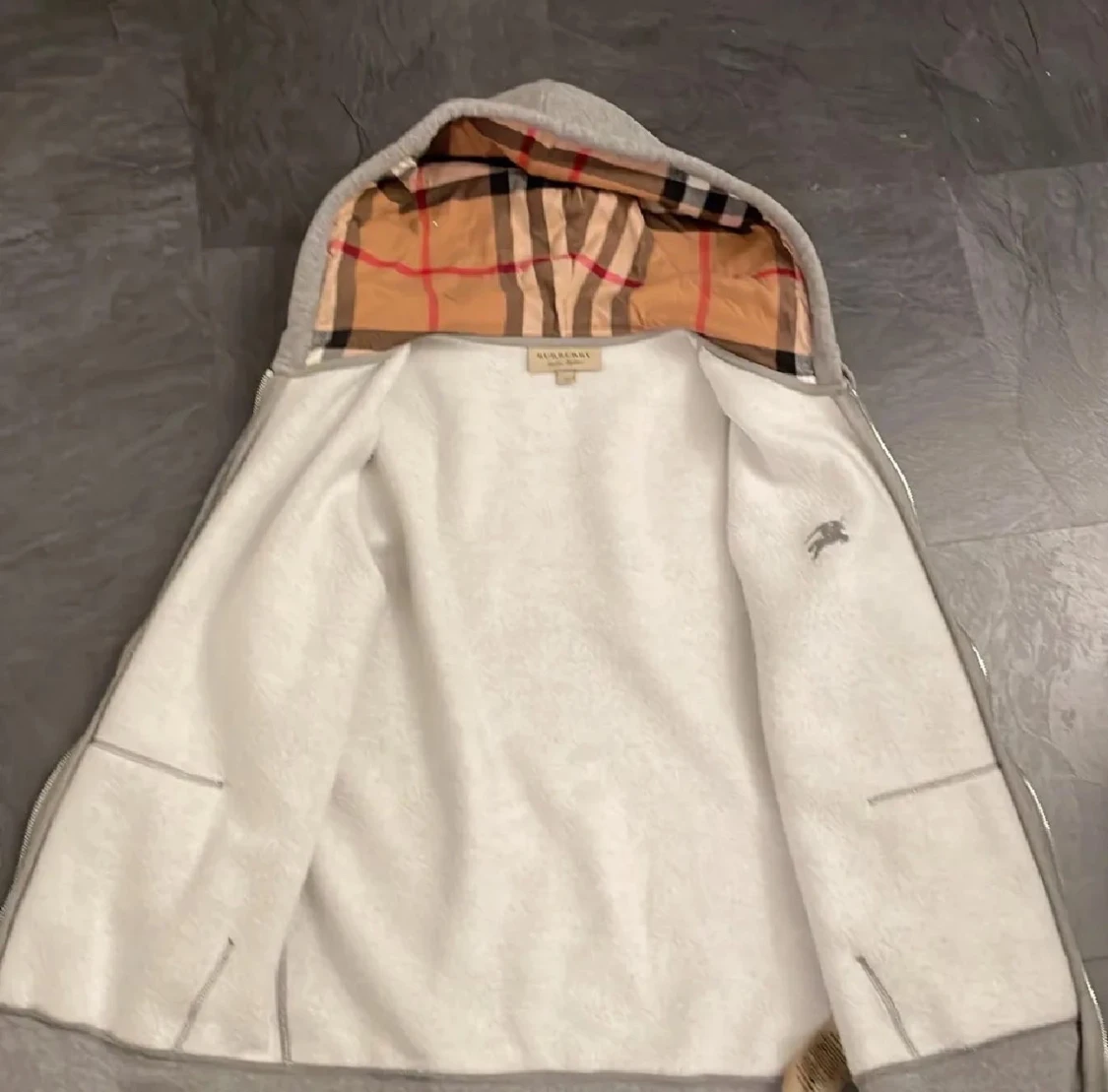 Grå hoodie från Burberry med dragkedja - 3