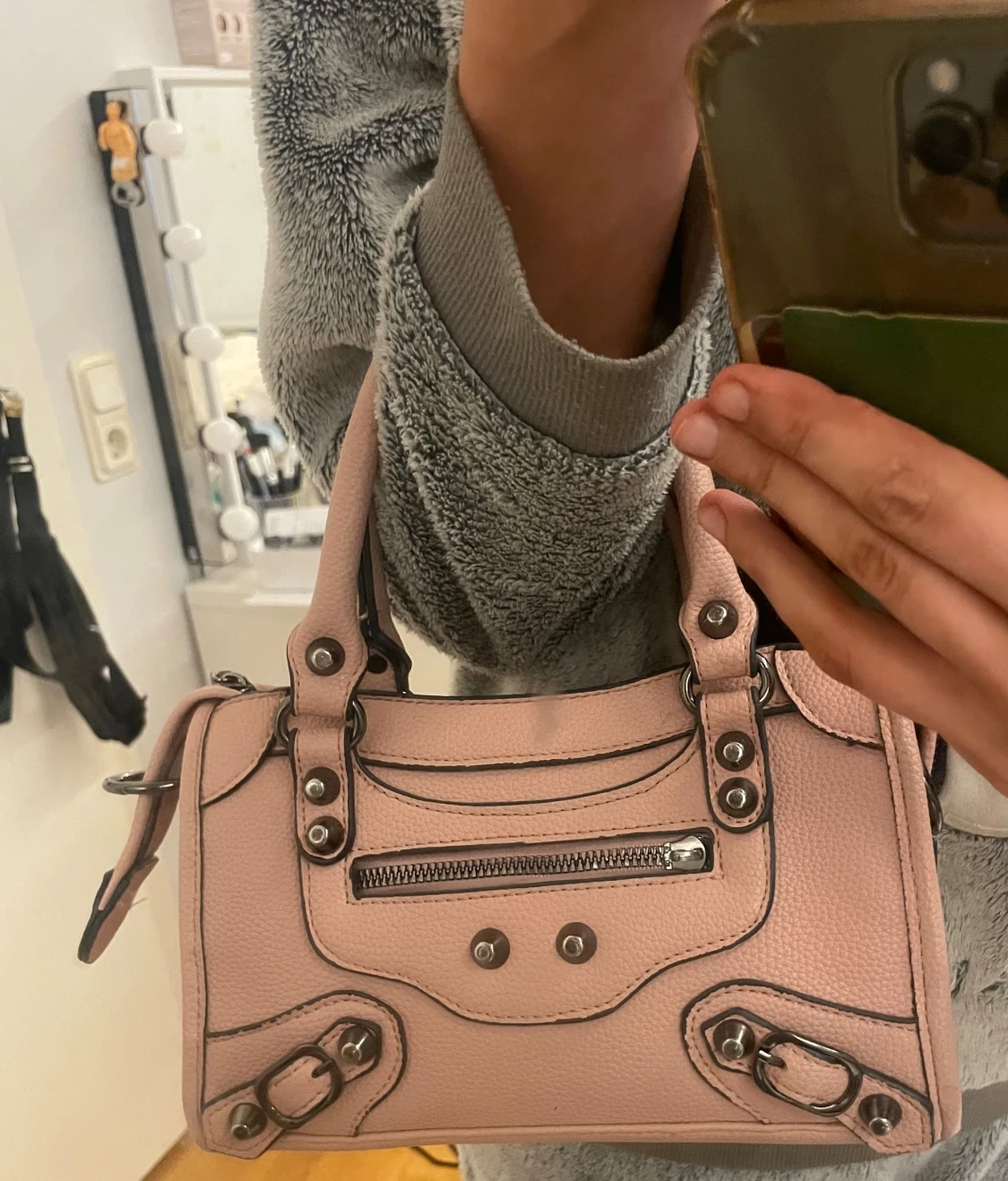 Rosa väska med nitar - 4