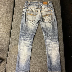 Nudie jeans vintage - Säljer ett par extremt sjysta vintage nudie jeans med unika slitningar och vek som endast detta paret har, passar perfekt nu till vintern om man vill sticka ut lite. Har lite håll som har repareras som du kan se på den sista bilden men själv tycker jag bara att jeansen blir ännu fetare med det🔥(storleken på jeansen är w31 men passar mer som 30)