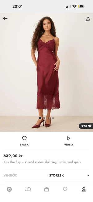 Vinröd satinklänning med spets Kiss The Sky - Supersnygg vinröd långklänning i satin från Kiss The Sky med spetsdetaljer vid halsringning och nederkant. Klänningen har smala axelband, snörning i ryggen och en lätt glansig finish. Perfekt för dig som gillar romantiska vibes och vill sticka ut.